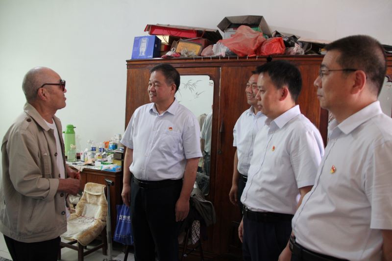 博農(nóng)集團(tuán)領(lǐng)導(dǎo)走訪慰問老黨員、困難黨員